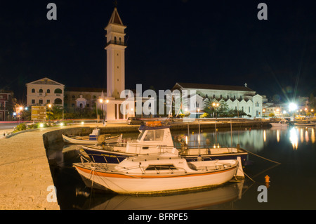 La Grèce. Zakynthos. Zante. Île grecque. Octobre. L'Église d'Agios Dionysios vu de l'autre côté du port, dans la ville de Zante. Le crépuscule. Banque D'Images