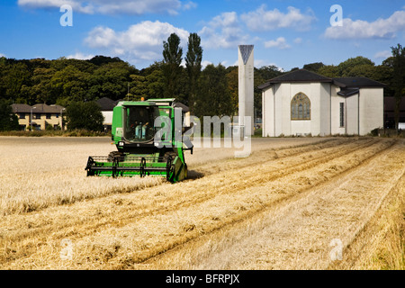 Moissonneuse-batteuse John Deere Harvester couper un champ de blé mûr, Inchinnan, en Écosse. Banque D'Images