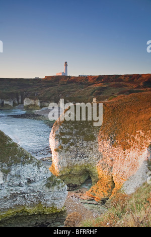 Les falaises de craie blanche et phare de Flamborough Head sur la côte est, de Flamborough, East Yorkshire, UK Banque D'Images