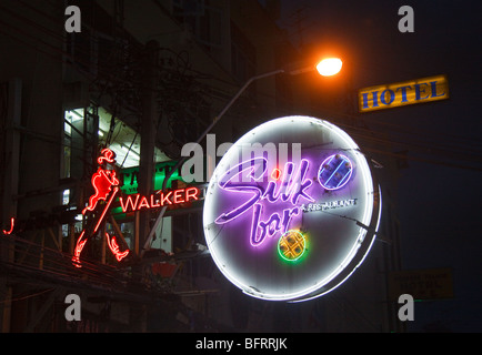 Néons de Khao San Road Bangkok Banque D'Images