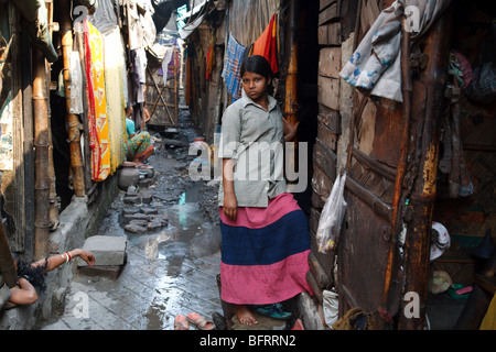 Un wyoung woam à sa hutte porte dans l'un des bidonvilles de Kolkata, Inde Banque D'Images