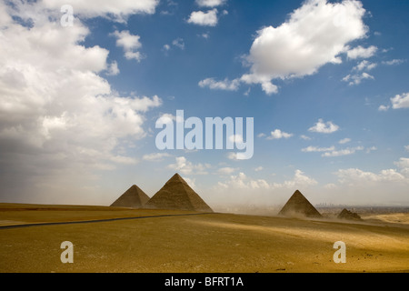 Panorama des grandes pyramides de Gizeh prises à partir de view point dans le désert, Giza, Le Caire, Egypte Banque D'Images