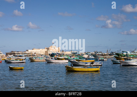 Boatson l'eau en face du fort de Qaitbay Sultan à l'Est de la ville portuaire d'Alexandrie, Egypte Banque D'Images