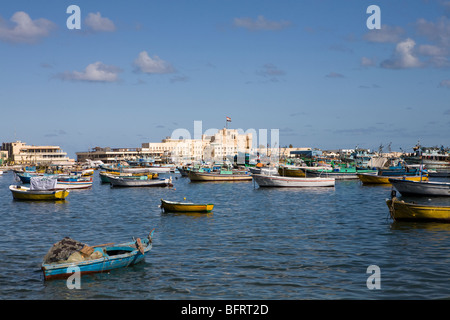 Bateaux sur l'eau en face du fort de Qaitbay Sultan à l'Est de la ville portuaire d'Alexandrie, Egypte Banque D'Images