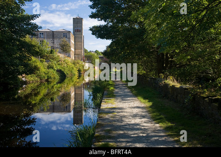 Huddersfield le canal étroit et vieux moulin à Slaithwaite dans la Colne Valley, Huddersfield, West Yorkshire, Royaume-Uni Banque D'Images