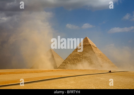 Panorama des grandes pyramides de Gizeh dans une tempête de poussière provenant de view point dans le désert, Giza, Le Caire, Egypte Banque D'Images