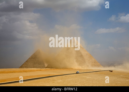 Panorama des grandes pyramides de Gizeh dans une tempête de poussière provenant de view point dans le désert, Giza, Le Caire, Egypte Banque D'Images