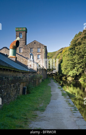 L'usine de textile Ramsdens et Huddersfield halage du canal étroit au Linthwaite dans la Colne Valley Huddersfield West Yorkshire UK Banque D'Images