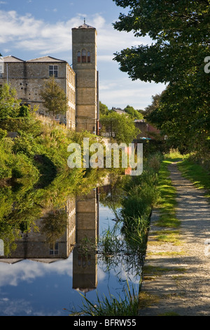 Huddersfield le canal étroit et vieux moulin à Slaithwaite dans la Colne Valley, Huddersfield, West Yorkshire, Royaume-Uni Banque D'Images