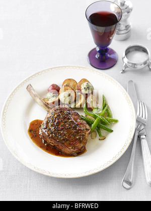 Côtelettes de veau avec pommes de terre rôties Banque D'Images