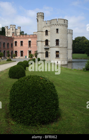 Entrée principale du château de Bouchout vue sur pelouse au Jardin Botanique National de Belgique à Meise (près de Bruxelles) en Brabant flamand, Belgique. Banque D'Images