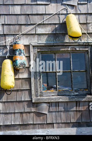 Des bouées pendu à une cabane à pêche à Peggy's Cove Banque D'Images