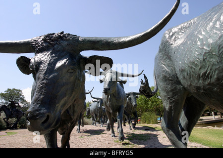 Texas Longhorn Cattle Drive bronze sculpture, Convention Center Dallas Texas USA Banque D'Images