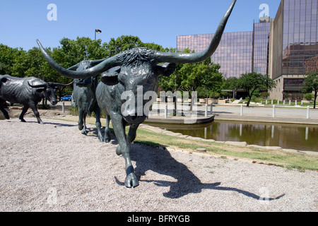 Texas Longhorn Cattle Drive bronze sculpture, Convention Center Dallas Texas USA Banque D'Images