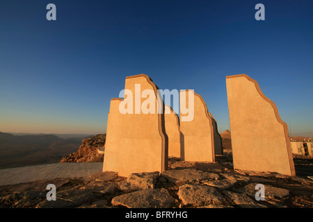 Israël, Néguev, la promenade à Mitzpe Ramon donnant sur le Cratère de Ramon Banque D'Images