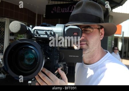 Un cameraman local couvrant l'événement de course de chevaux à Pioneer Park à Alice Springs dans le Territoire du Nord, Australie, Banque D'Images