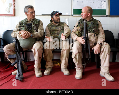 Militaire néerlandais à Uruzgan rencontre les autorités locales. Banque D'Images