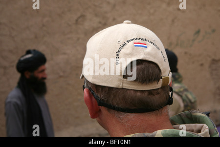 Militaire néerlandais à Uruzgan rencontre les autorités locales. Banque D'Images