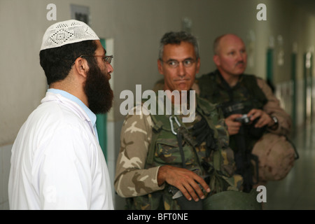 Militaire néerlandais à Uruzgan rencontre les autorités locales. Banque D'Images