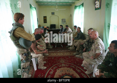 Militaire néerlandais à Uruzgan rencontre les autorités locales. Banque D'Images