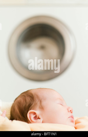 Sommeil de bébé près de lave-linge