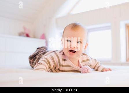 Crying Baby Lying on Floor Banque D'Images