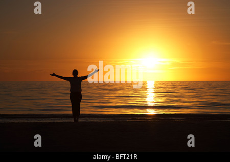 Femme sur la plage au coucher du soleil, Floride, USA Banque D'Images