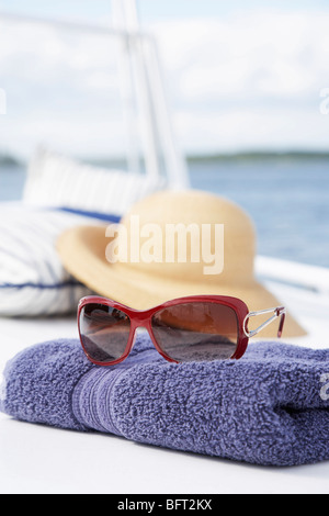 Plan de sèche-serviettes et des lunettes sur le bateau Banque D'Images