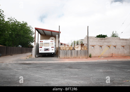 Bus en stationnement, Marfa, Presidio County, West Virginia, Texas, États-Unis Banque D'Images