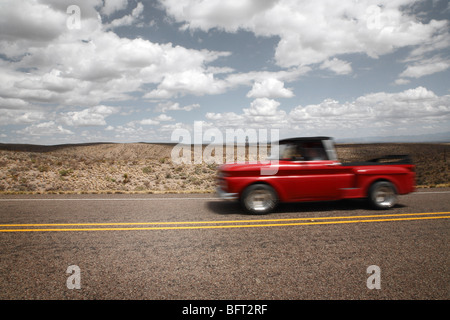 Camion sur l'autoroute 67, Texas, États-Unis Banque D'Images