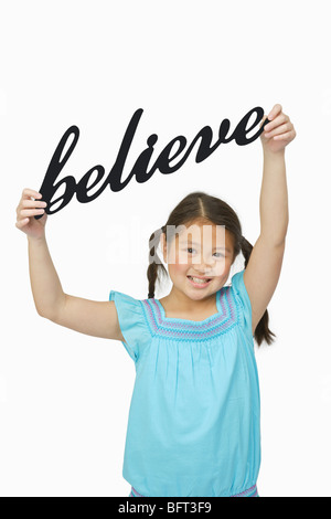 Girl Holding crois Sign Banque D'Images