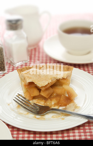 Partiellement mangés morceau de tarte aux pommes Banque D'Images