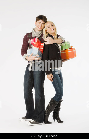 Couple Holding Gifts Banque D'Images