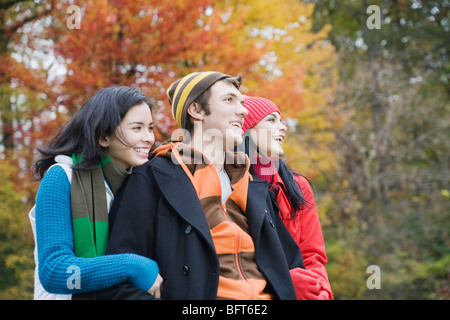 Les amis à l'extérieur à l'automne Banque D'Images