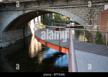 Deux ponts sur le ruisseau où le Lago d'Orta se vide, s'écoulant vers le nord en direction de l'augmentation des Alpes Banque D'Images