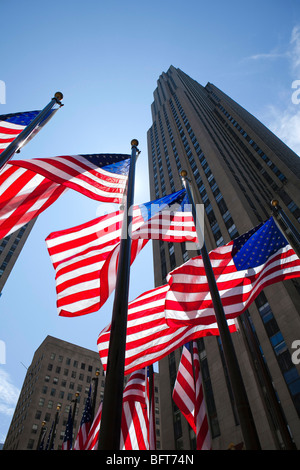 Des drapeaux américains à Rockefeller Center, GE Bâtiment en arrière-plan, NYC, New York, USA Banque D'Images