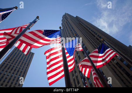 Des drapeaux américains à Rockefeller Center, GE Bâtiment en arrière-plan, NYC, New York, USA Banque D'Images