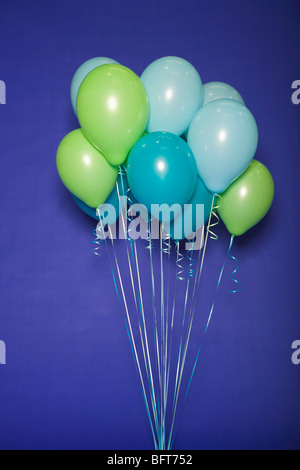 Ballons sur un fond bleu Banque D'Images