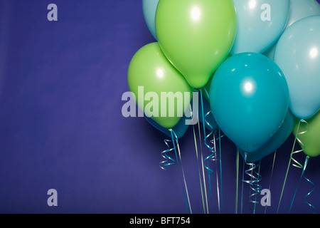 Ballons sur un fond bleu Banque D'Images