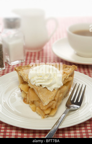 Tarte aux pommes avec de la crème fouettée sur la plaque Banque D'Images