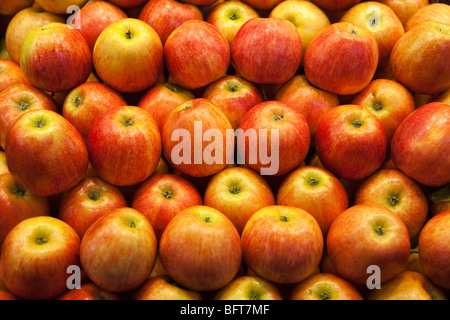 Les pommes dans le marché en plein air, Barcelone, Espagne Banque D'Images