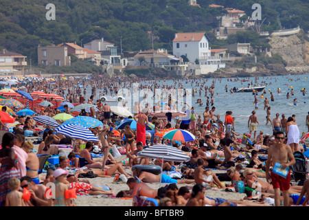 La plage bondée de Saint Cyr sur Mer en été Banque D'Images