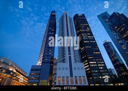 Bureaux illuminés, gratte-ciel, Tower Blocks ou Office Blocks on Boat Quay, quartier financier le long de la rivière Singapour la nuit, Singapour Banque D'Images