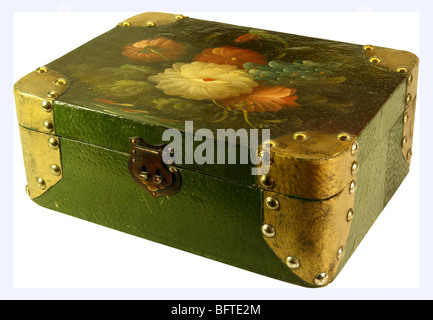 Fort d'engloutir des bijoux et objets précieux en isolé sur fond blanc Banque D'Images