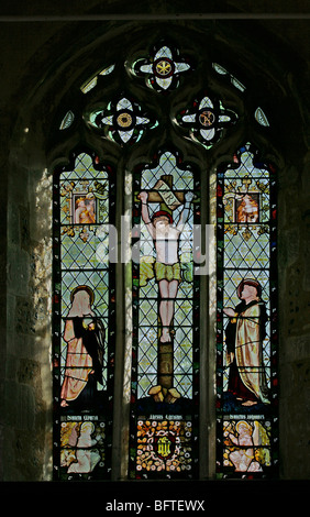 Vitrail à l'est de 1884 par Charles Eamer Kempe, représentant la crucifixion du Christ, Stratford Tony, Wiltshire Banque D'Images