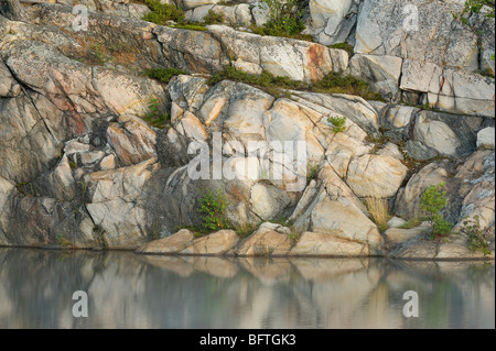 Falaises de granit reflété dans le lac George à l'aube, le Parc provincial Killarney, Ontario, Canada Banque D'Images