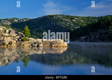 Falaises et pointes rocheuses reflété dans le lac George, Killarney Provincial Park, Ontario, Canada Banque D'Images