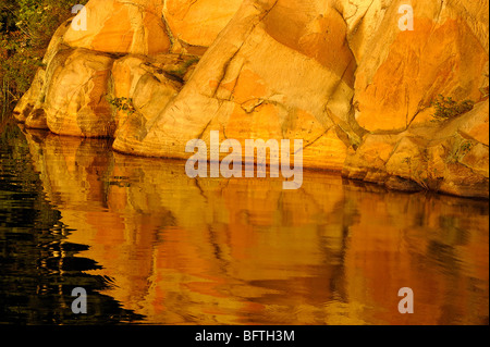 Granit reflétée dans le lac George, Killarney Provincial Park, Ontario, Canada Banque D'Images