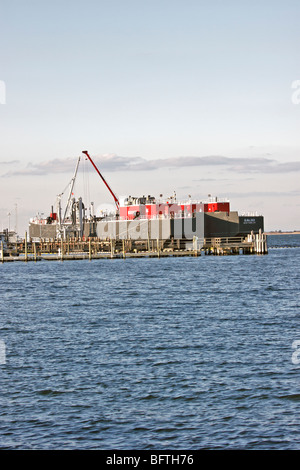 Un réservoir d'huile double coque barge décharger sa cargaison d'huile à de centrale, Port Jefferson, Long Island, NY Banque D'Images