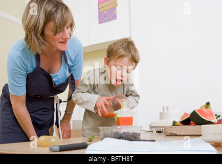 Garçon et maman faire fruits glacés Banque D'Images